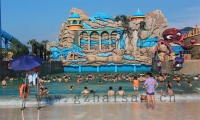 在建造水上樂園時如何進行施工安全管理？